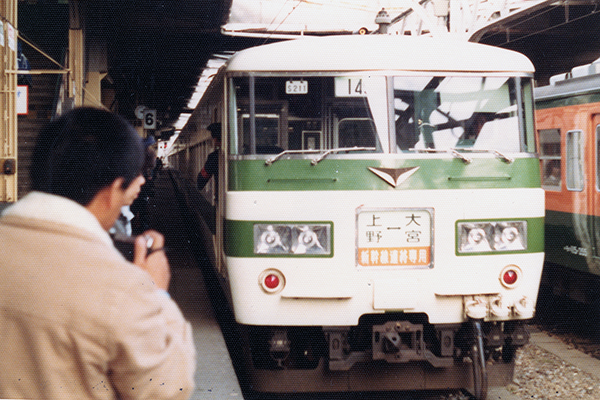 185系200番台 S211 編成 新幹線リレー号 (上野駅)