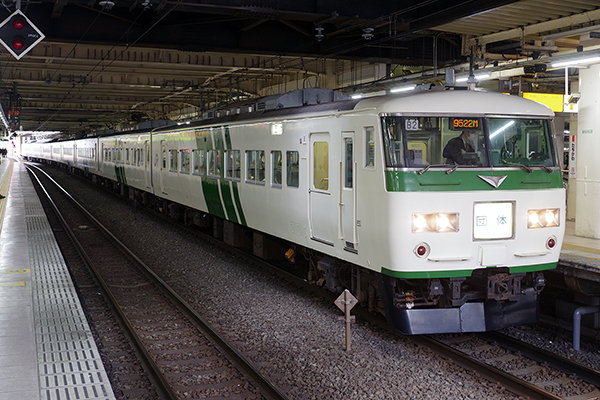185系200番台 B2編成 (立川駅 5番線)