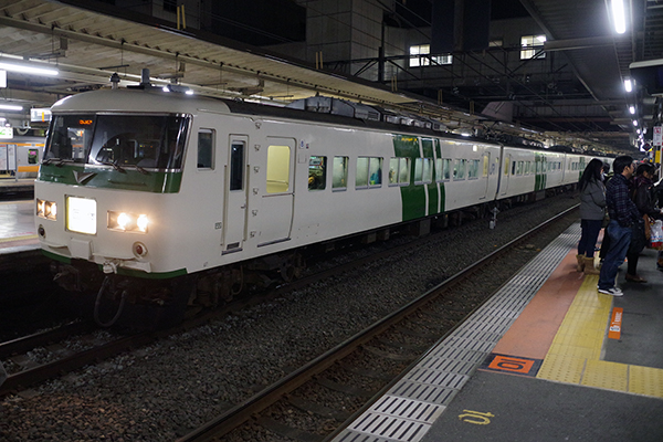 185系200番台 B2編成 (立川駅 3番線)